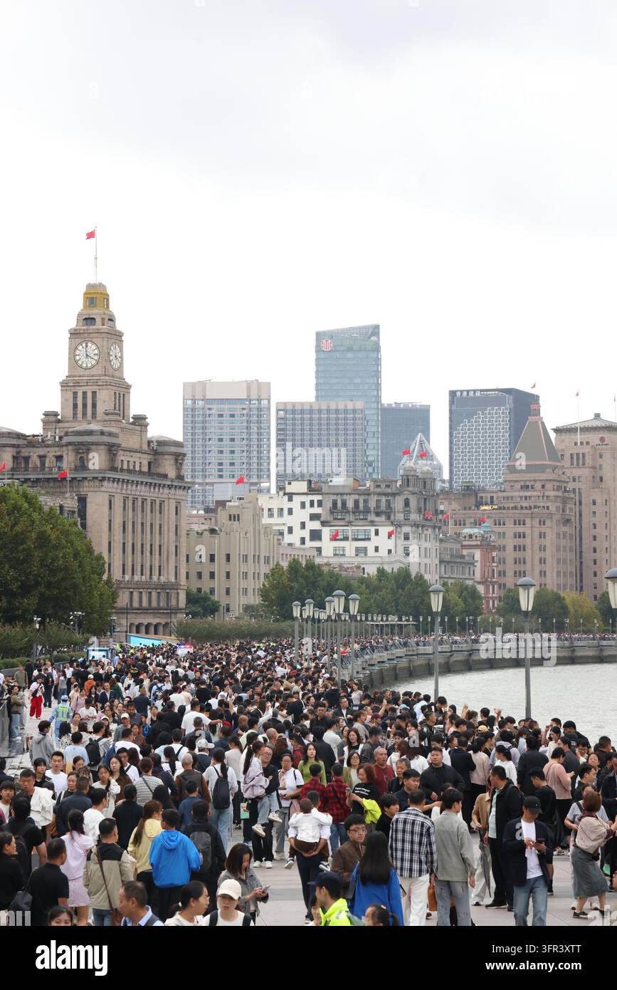 Tourists crowd the Bund observation platform in Shanghai, east China ...