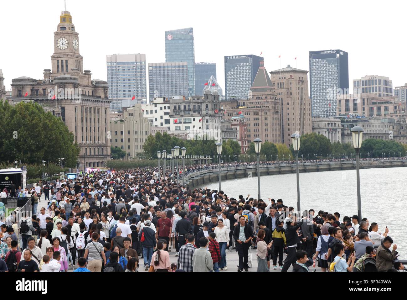 Tourists crowd the Bund observation platform in Shanghai, east China ...