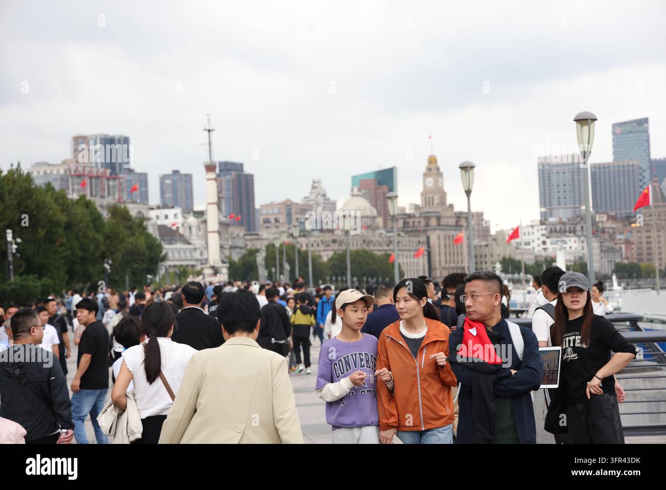 Tourists crowd the Bund observation platform in Shanghai, east China ...