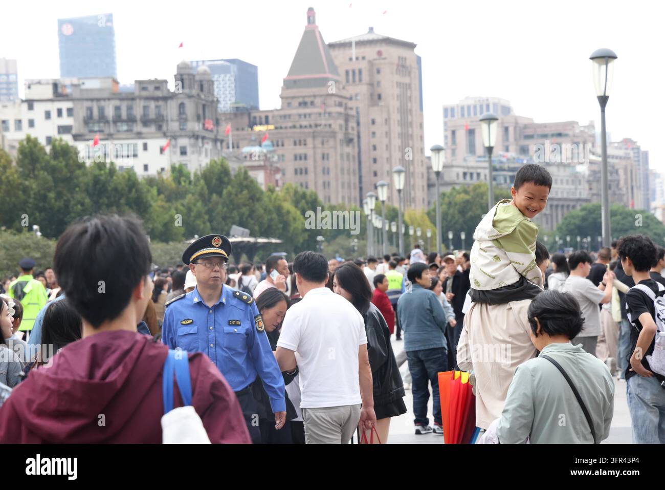 Tourists crowd the Bund observation platform in Shanghai, east China ...