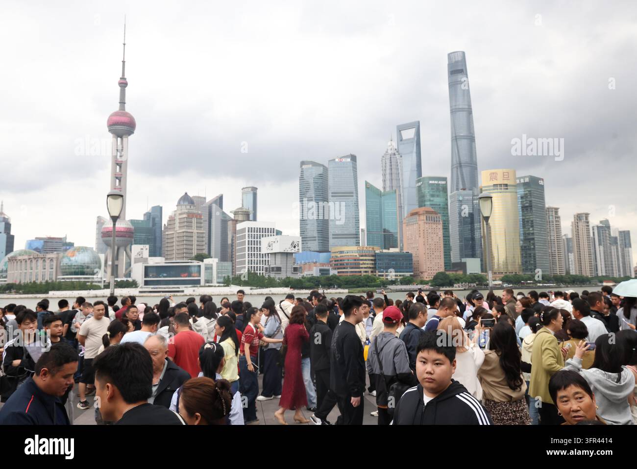 Tourists crowd the Bund observation platform in Shanghai, east China ...