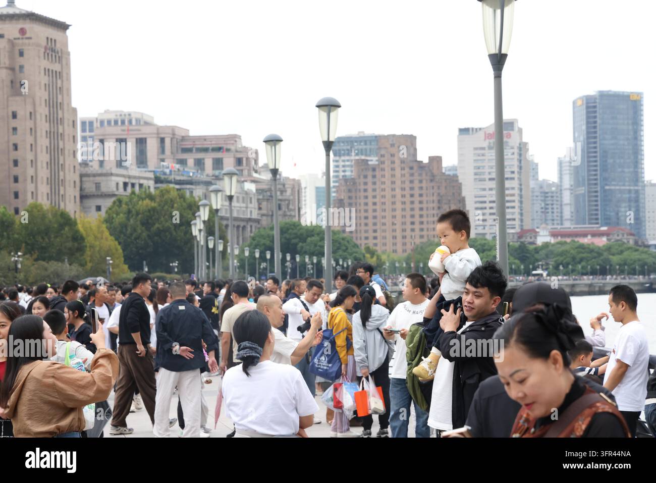 Tourists crowd the Bund observation platform in Shanghai, east China ...
