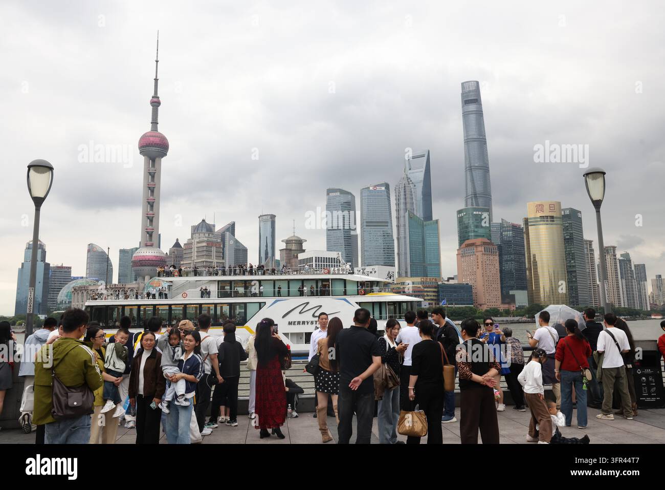 Tourists crowd the Bund observation platform in Shanghai, east China ...