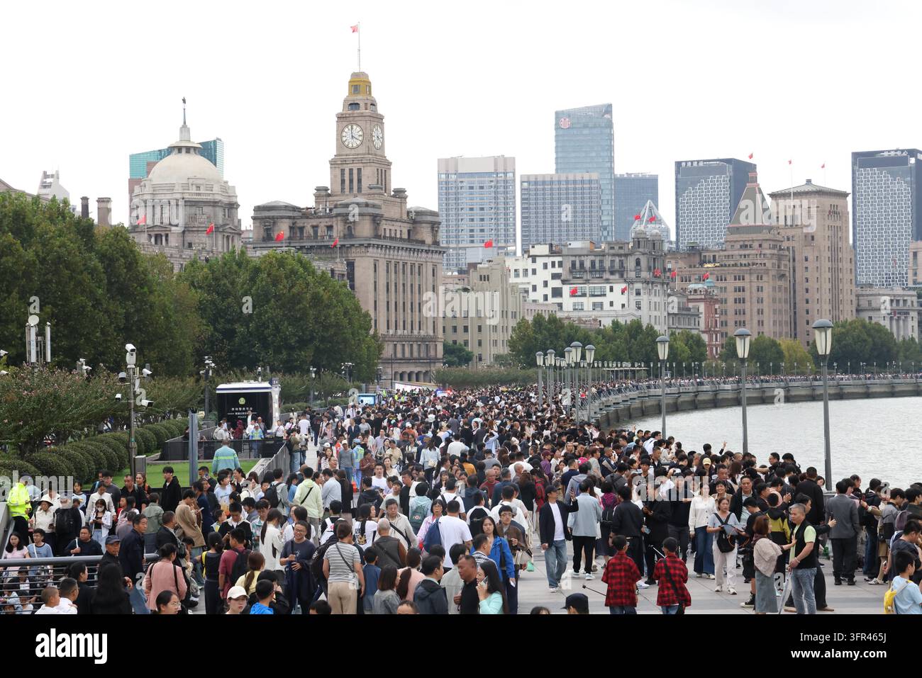 Tourists crowd the Bund observation platform in Shanghai, east China ...