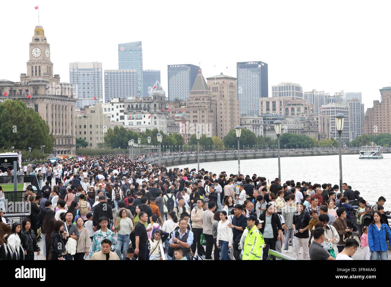 Tourists crowd the Bund observation platform in Shanghai, east China ...