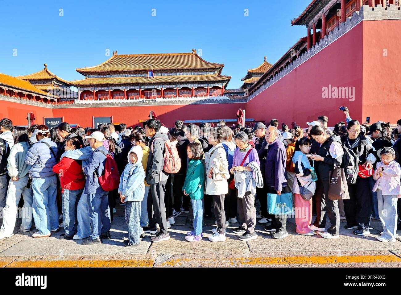 Tourists throng the Forbidden City in Beijing, China, on October 5 ...