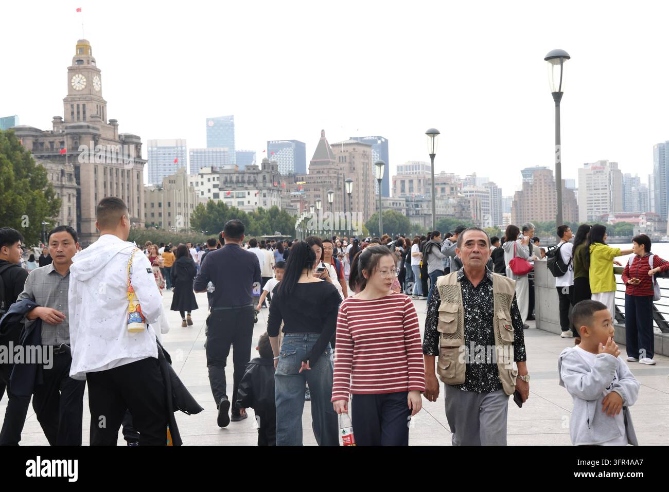 Tourists crowd the Bund observation platform in Shanghai, east China ...