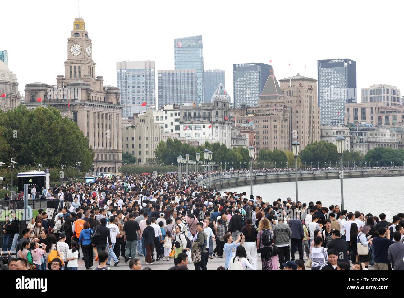 Tourists crowd the Bund observation platform in Shanghai, east China ...