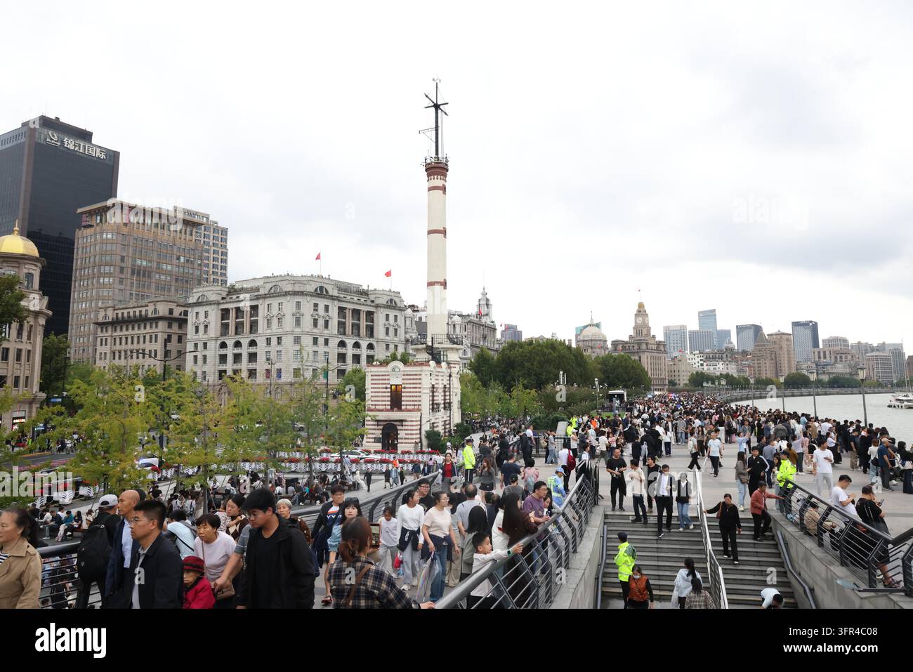 Tourists crowd the Bund observation platform in Shanghai, east China ...