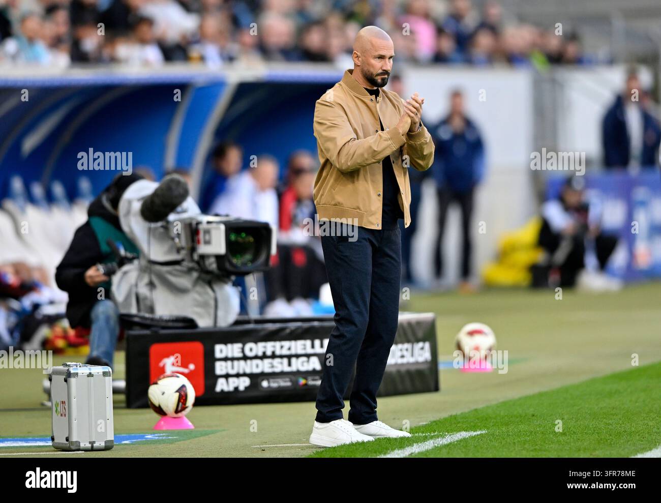 Coach Christian Ilzer TSG 1899 Hoffenheim on the sideline claps ...