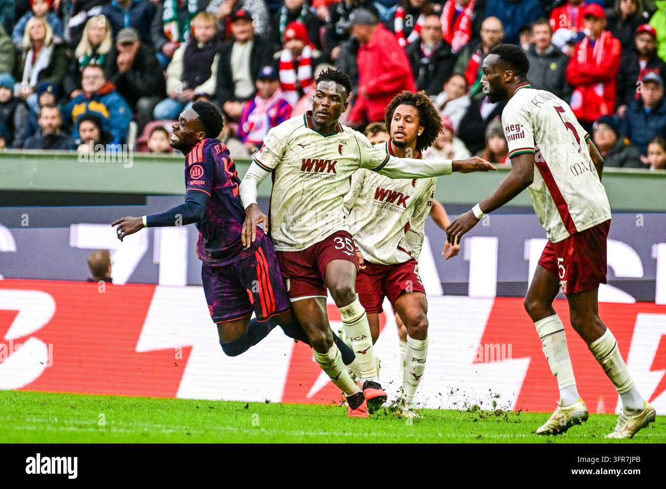 Obust Body robust body contest by Juma Bah (FC FC Augsburg, #35) against Alphonso ...