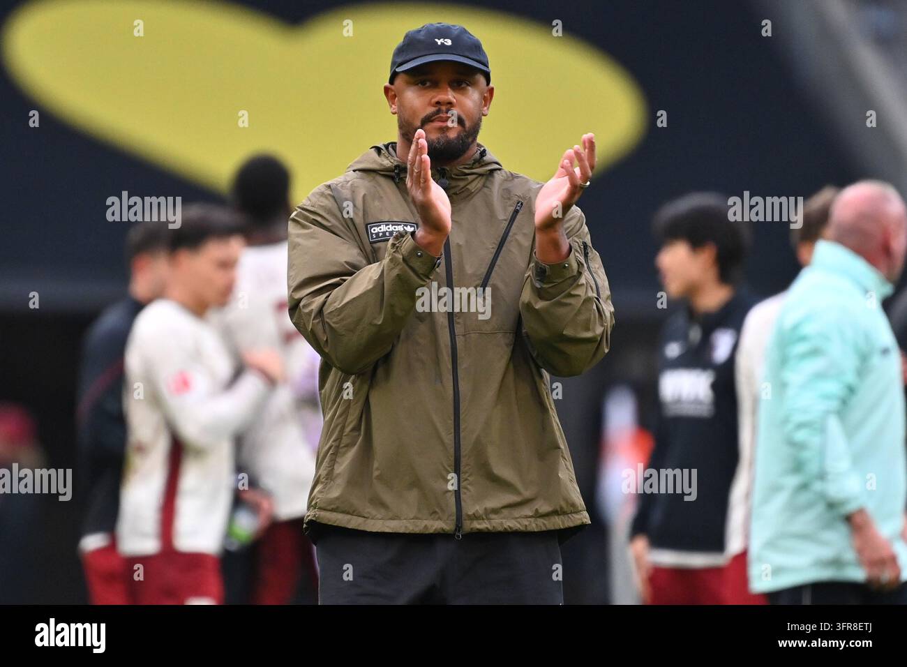 Coach Vincent KOMPANY (FC Bayern Munich) after the game, applause ...