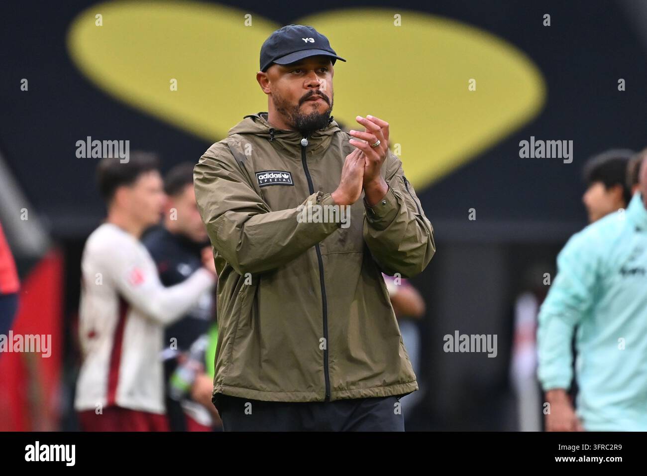 Coach Vincent KOMPANY (FC Bayern Munich) after the game, applause ...