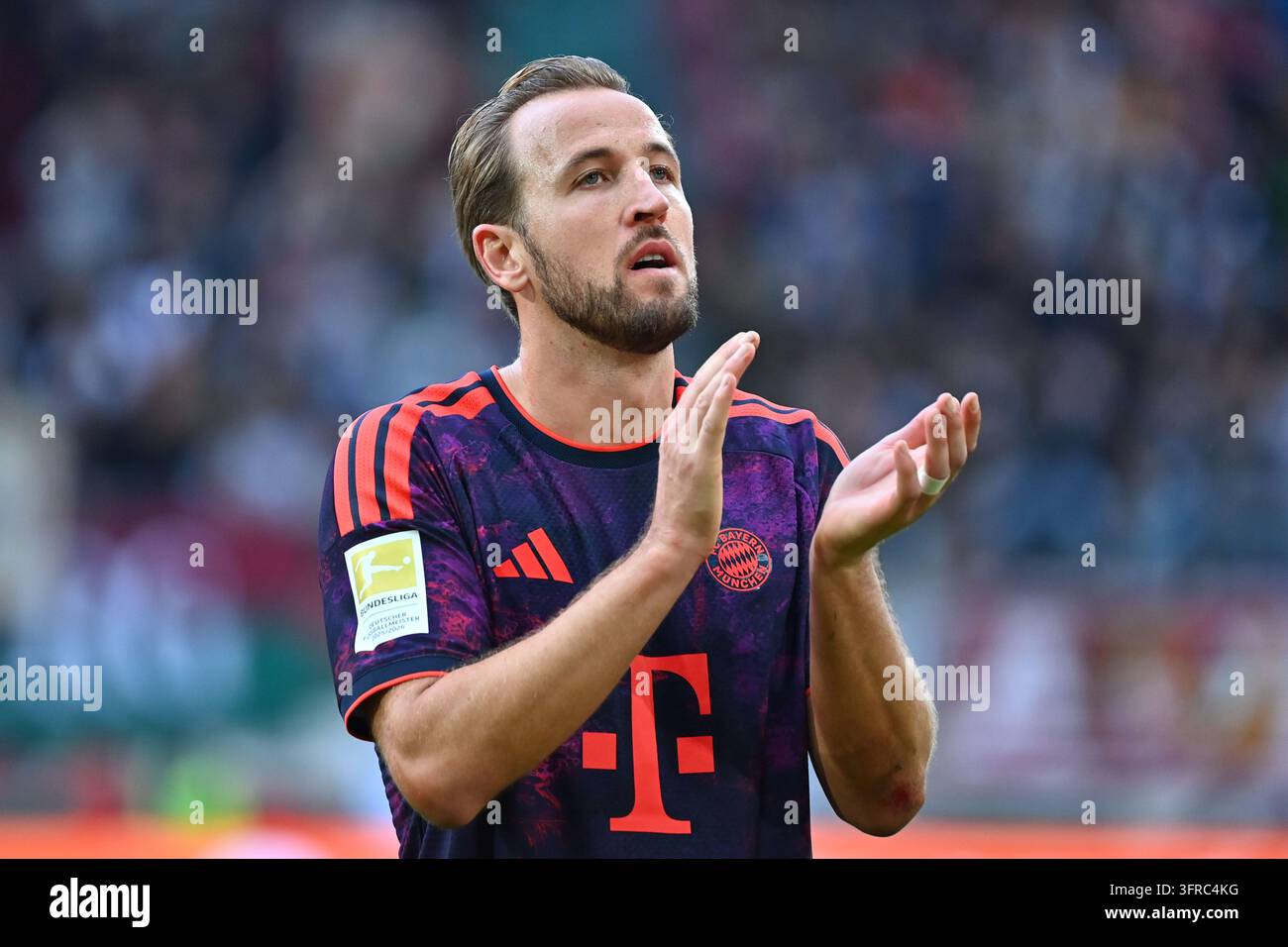Harry KANE (FC Bayern Munich) after the game ends, claps applause ...