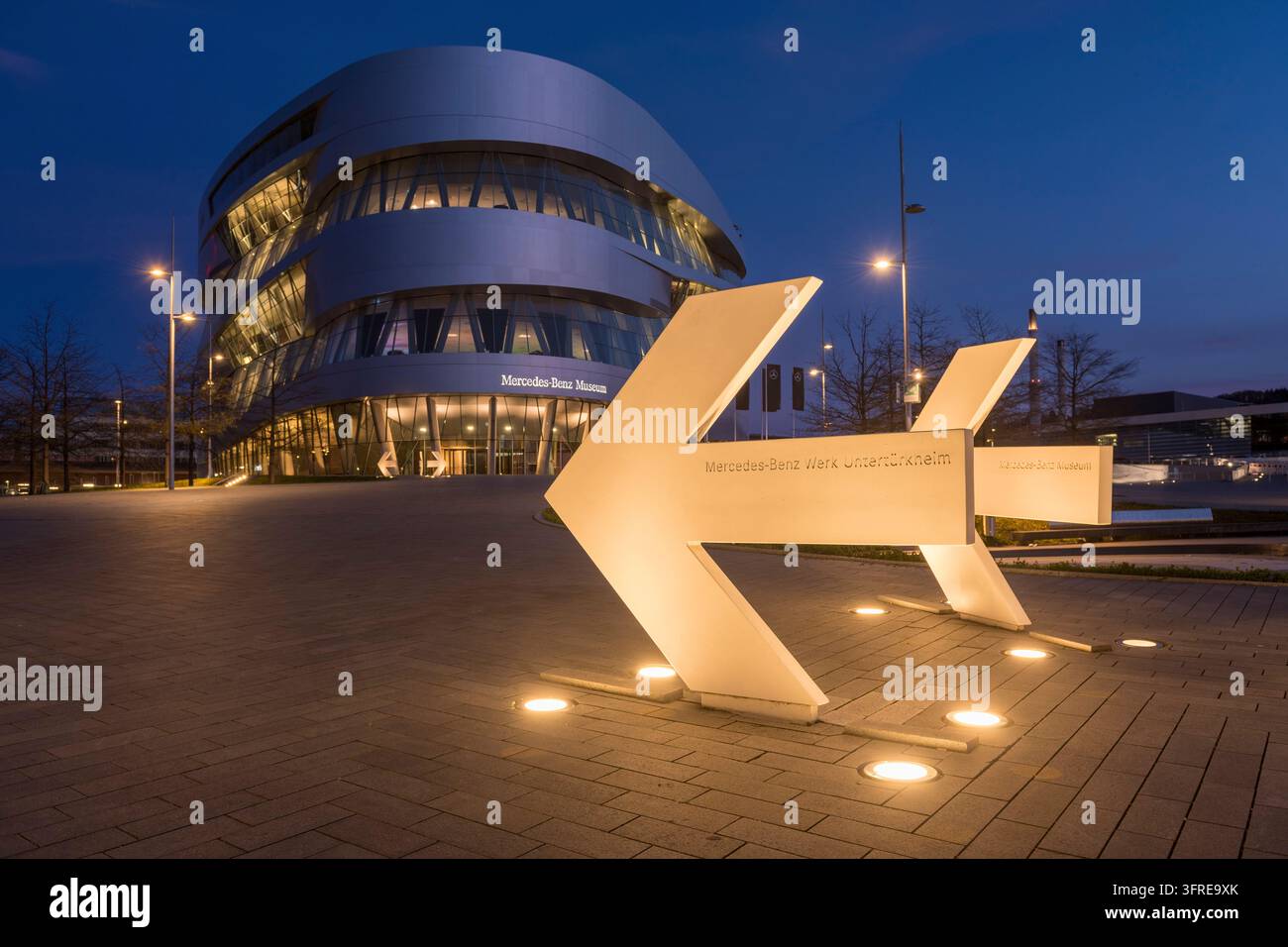 Illuminated sign mercedes benz hi-res stock photography and images - Alamy