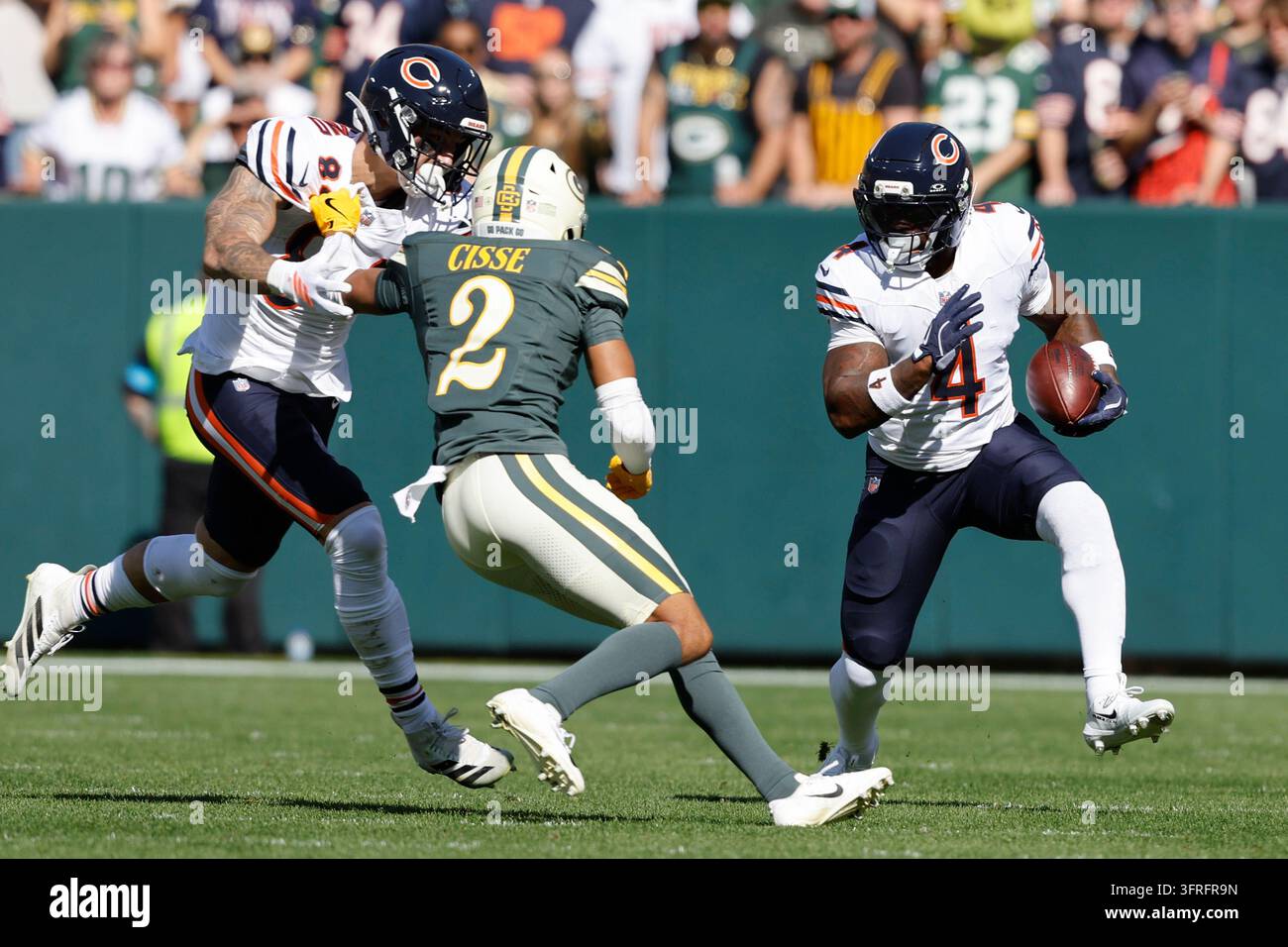 Chicago Bears running back D'Andre Swift (4) runs against the Green Bay ...