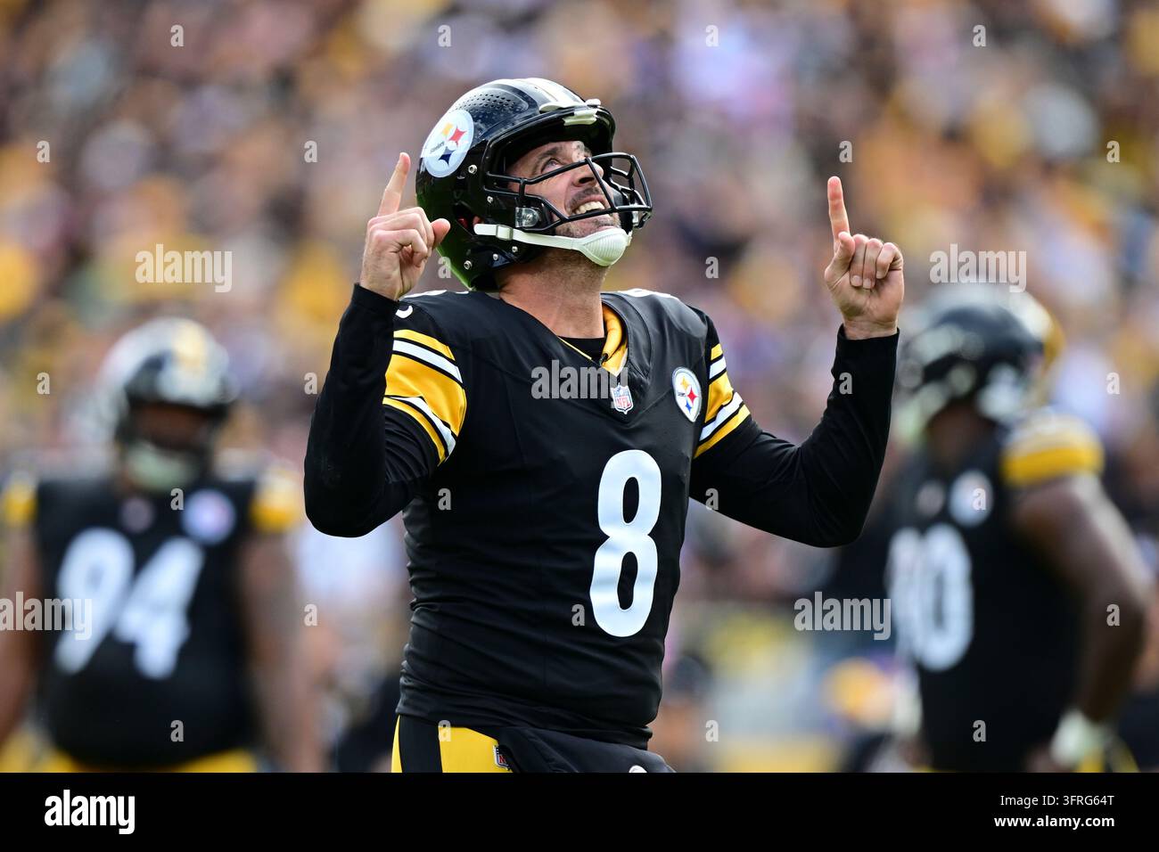 Pittsburgh Steelers quarterback Aaron Rodgers (8) celibates a touchdown ...
