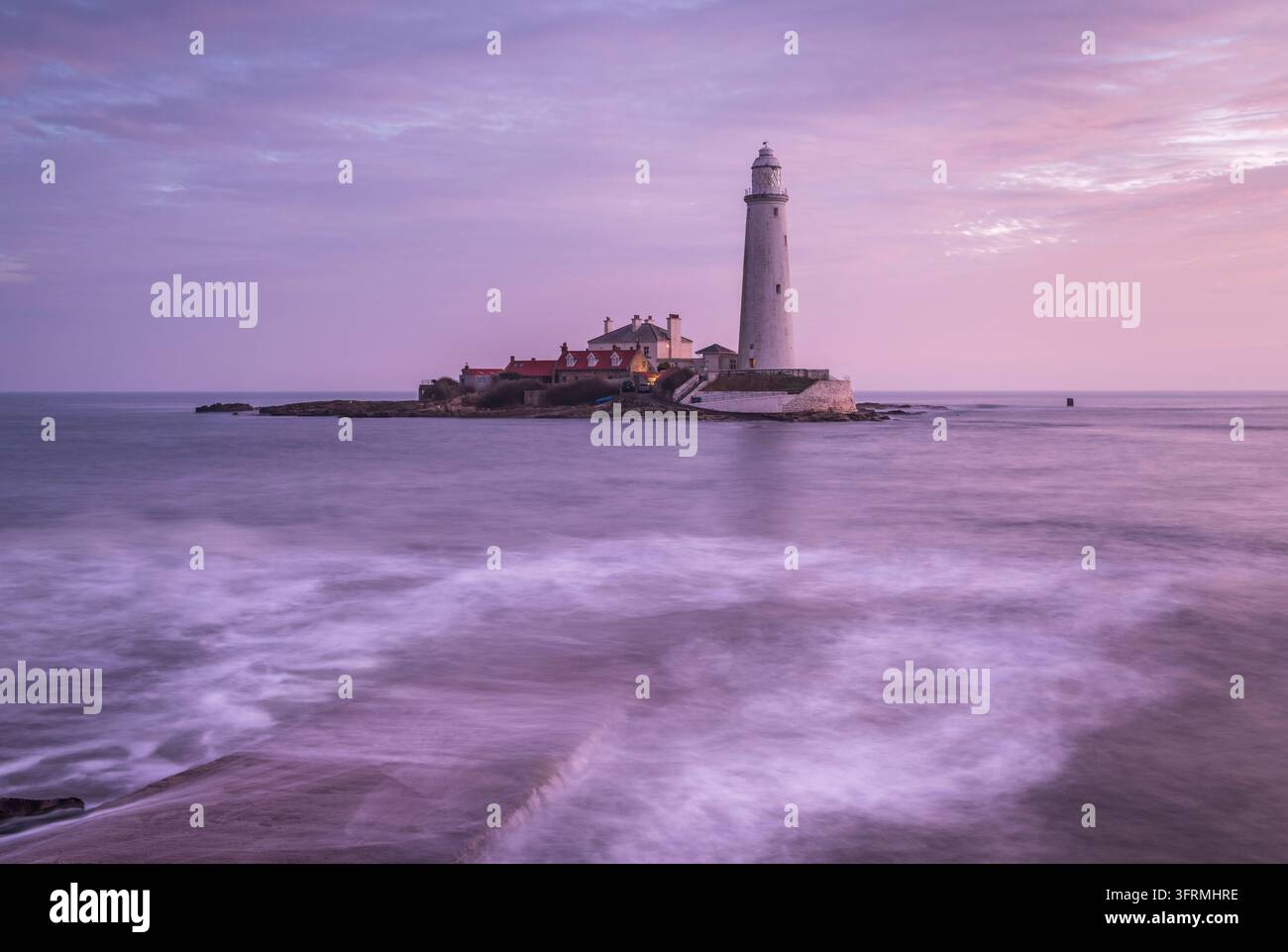 Dawn at St Mary's Lighthouse near Whitley Bay, Northumberland, England ...