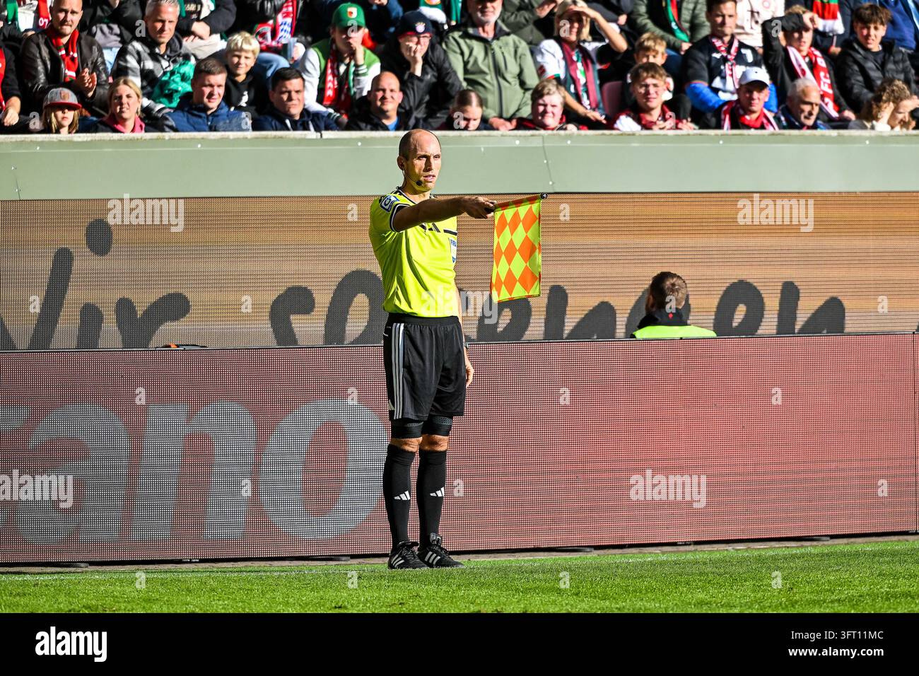 Referee [referee]-Assistant Dominik Schaal Photo: Nordphoto / Hafner ...