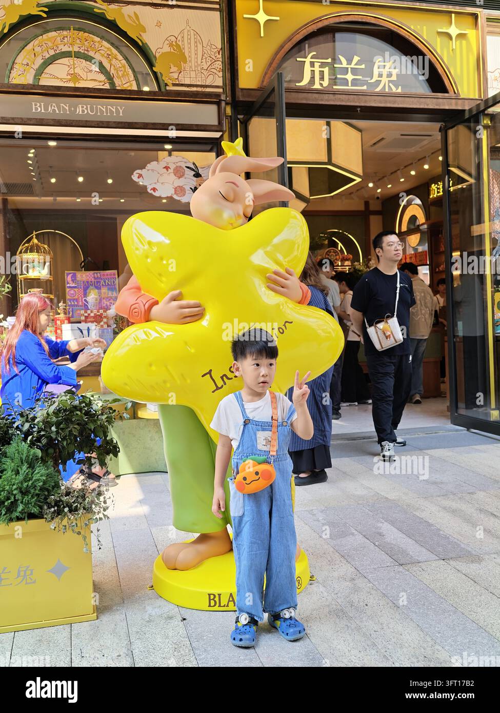 Metre Blocks Chubao Tiandi, an open commercial block covering about 50,000 square ...