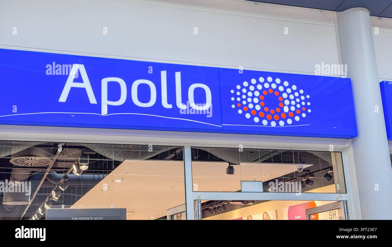 Nahaufnahme des Apollo-Logos über dem Eingang einer Optik-Filiale. Hohe ...
