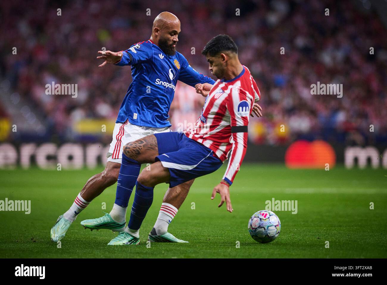 Atletico de Madrid's Cuti Romero (r) and Manchester United's Bryan ...