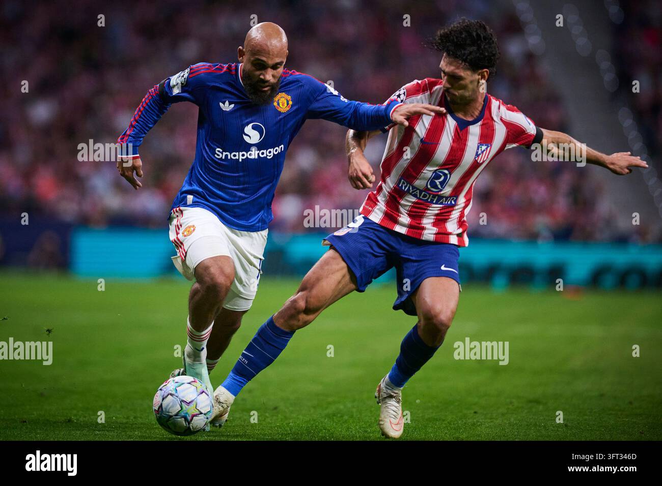 Atletico de Madrid's Johnny Cardoso (r) and Manchester United's Bryan ...