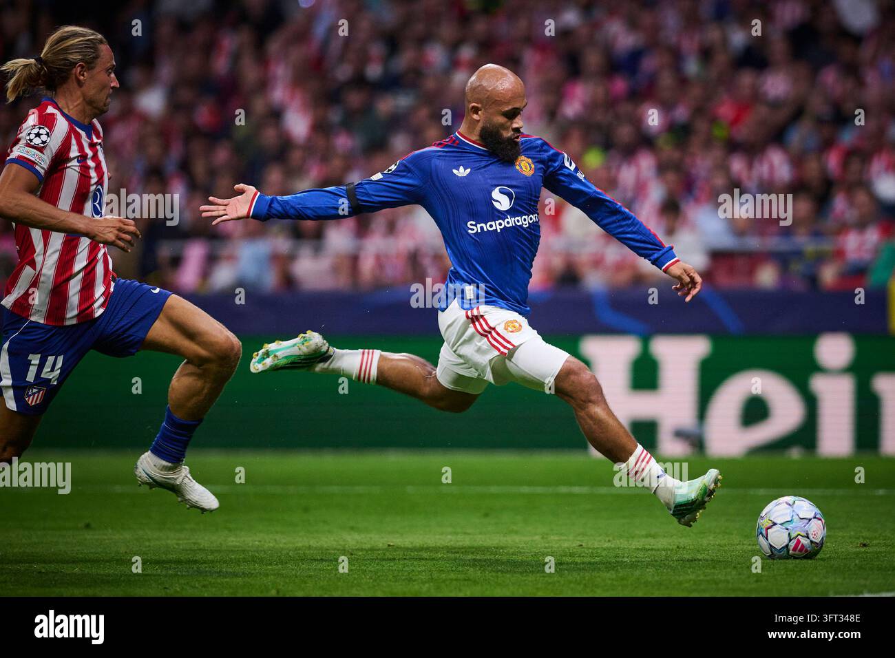 Manchester United's Bryan Mbeumo (r) during Champions League 2026/2027 ...