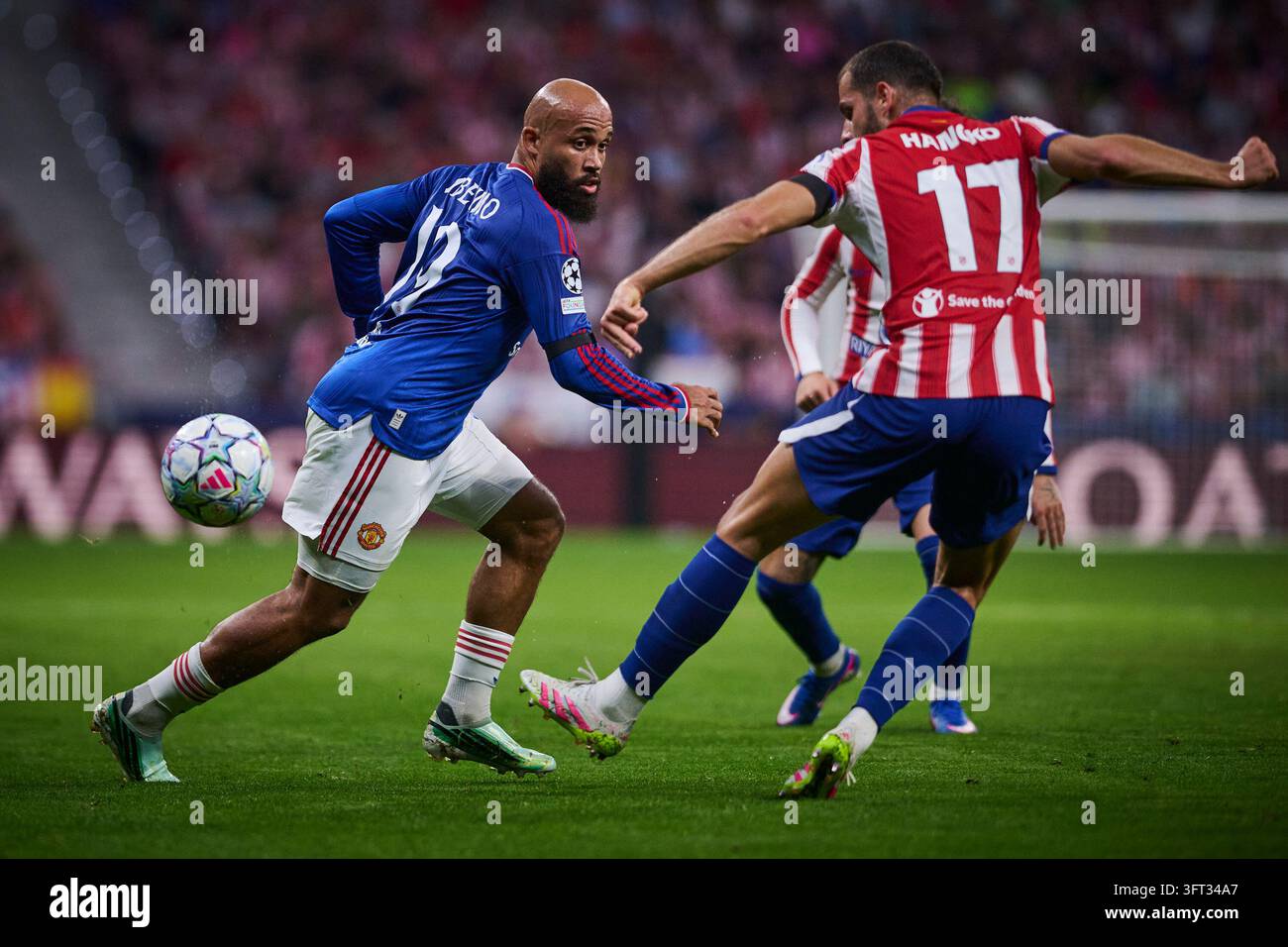 Atletico de Madrid's David Hancko (r) and Manchester United's Bryan ...