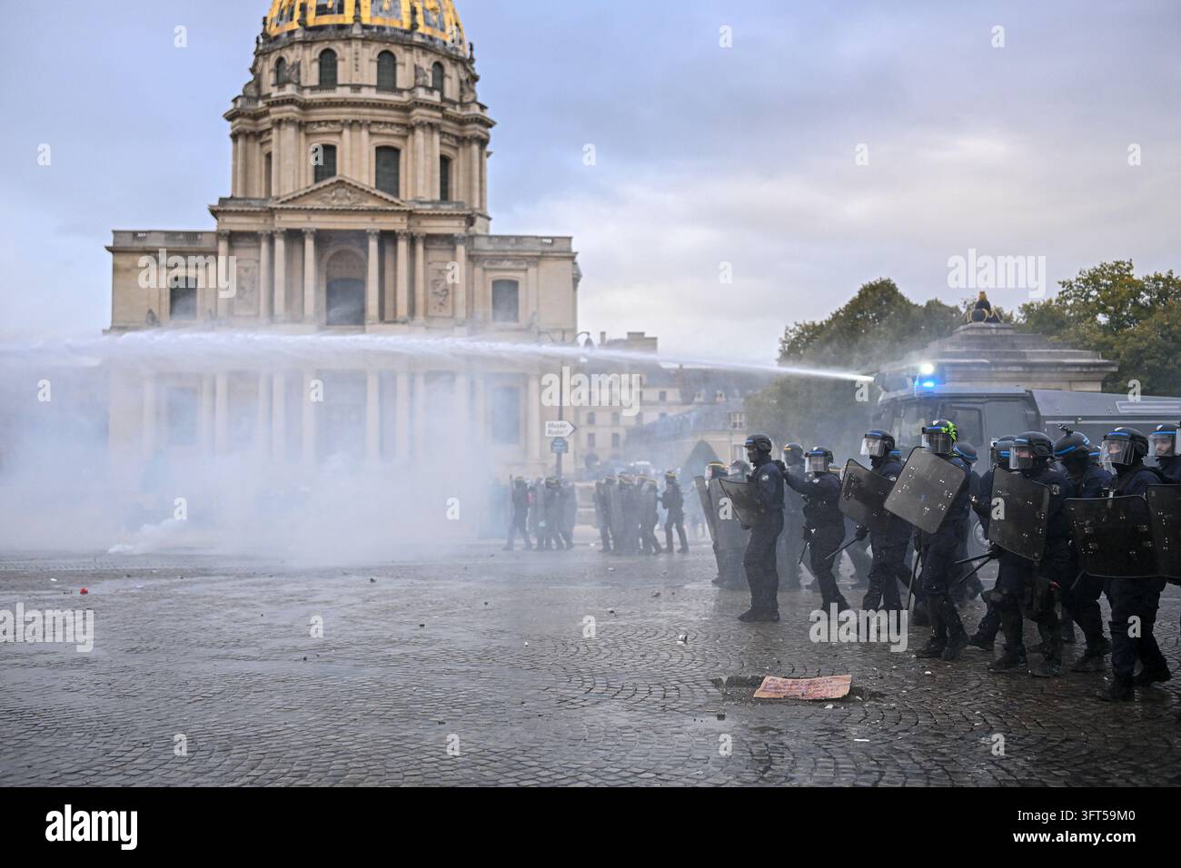 High school students and autonomous protesters clash with riot police ...