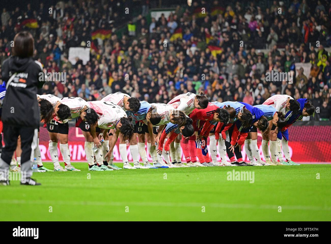 4mb Test Image Team Japan bows after the game in front of the spectators Bremen ...