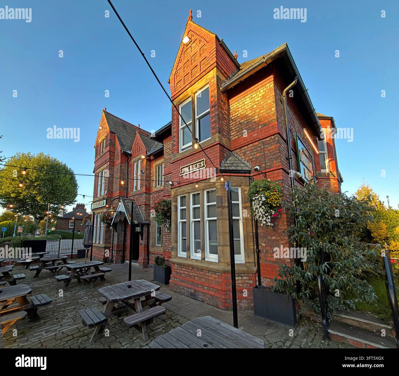 Exterior of the Saracens Head, a JW Lees public house on Wilderspool Causeway, Warrington. Stock Photo