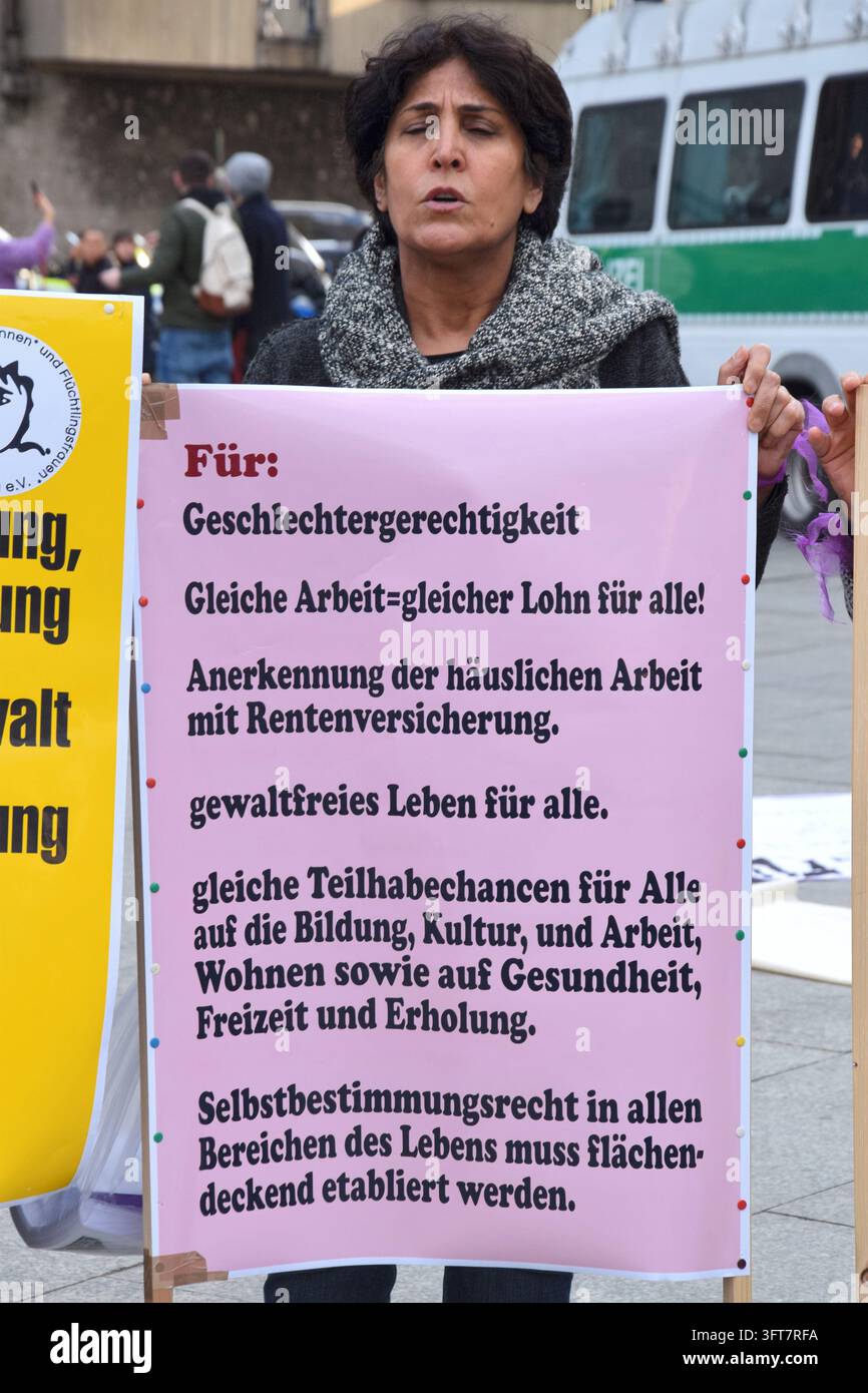 Blick auf die zentrale Demonstration und Kundgebung zum Internationalen Frauentag am 8. März 2019 auf dem Bahnhofsvorplatz in Köln. Das Kölner Frauens Stock Photo