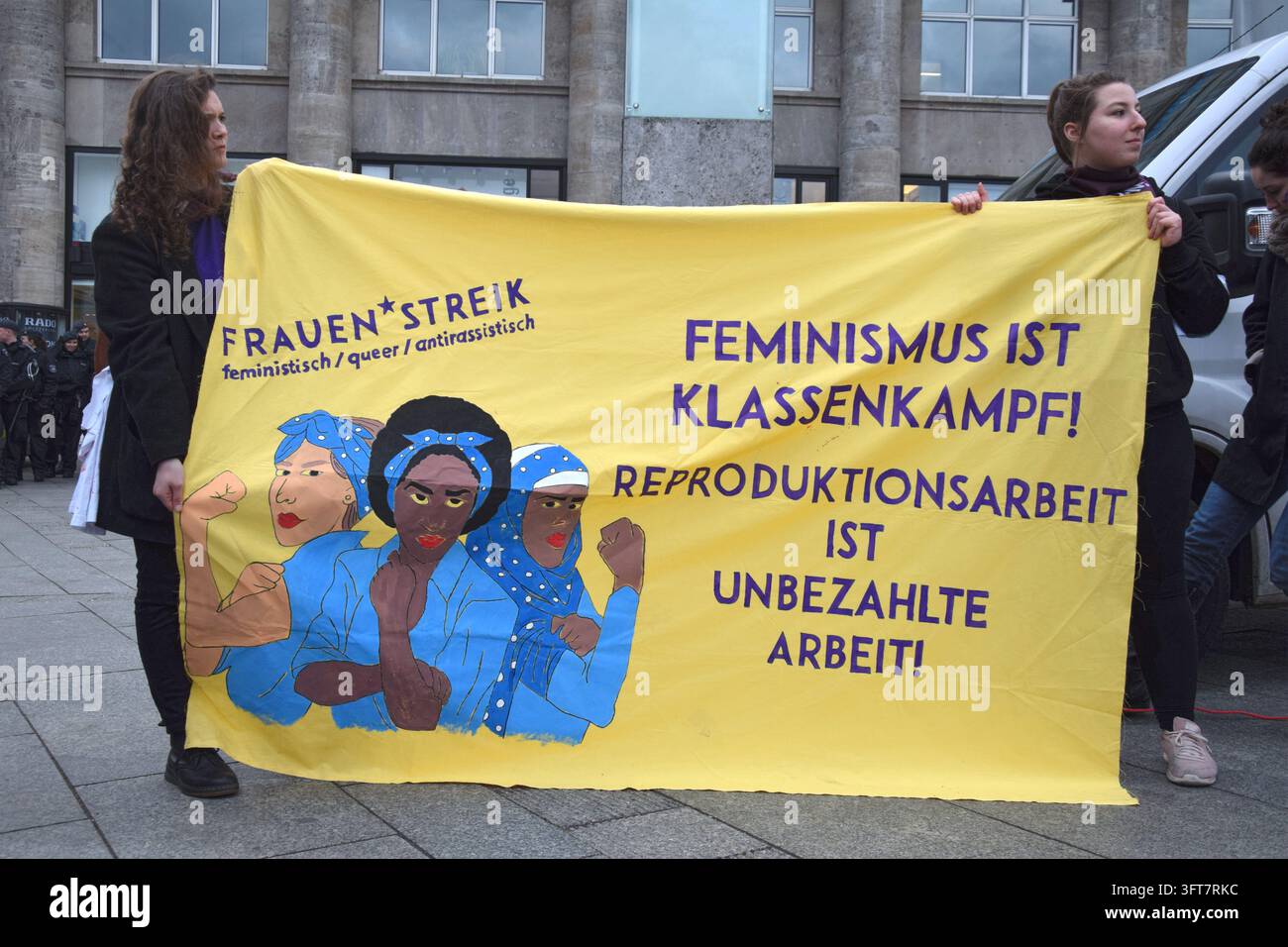 Blick auf die zentrale Demonstration und Kundgebung zum Internationalen Frauentag am 8. März 2019 auf dem Bahnhofsvorplatz in Köln. Das Kölner Frauens Stock Photo