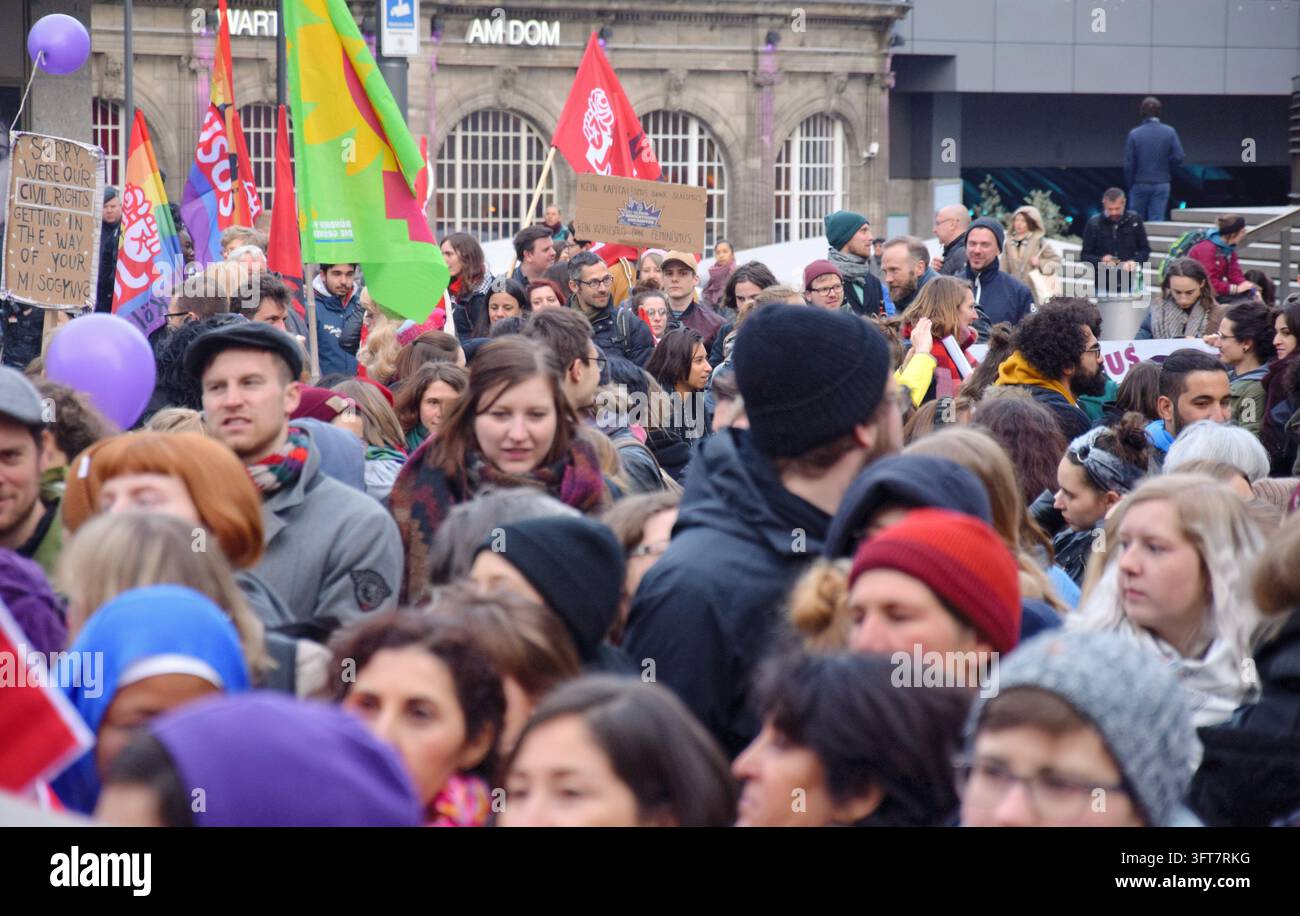 Blick auf die zentrale Demonstration und Kundgebung zum Internationalen Frauentag am 8. März 2019 auf dem Bahnhofsvorplatz in Köln. Das Kölner Frauens Stock Photo