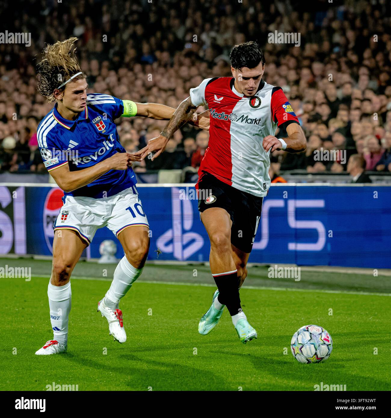 ROTTERDAM - Como midfielder Nicolás Paz, Feyenoord defender Javi López ...