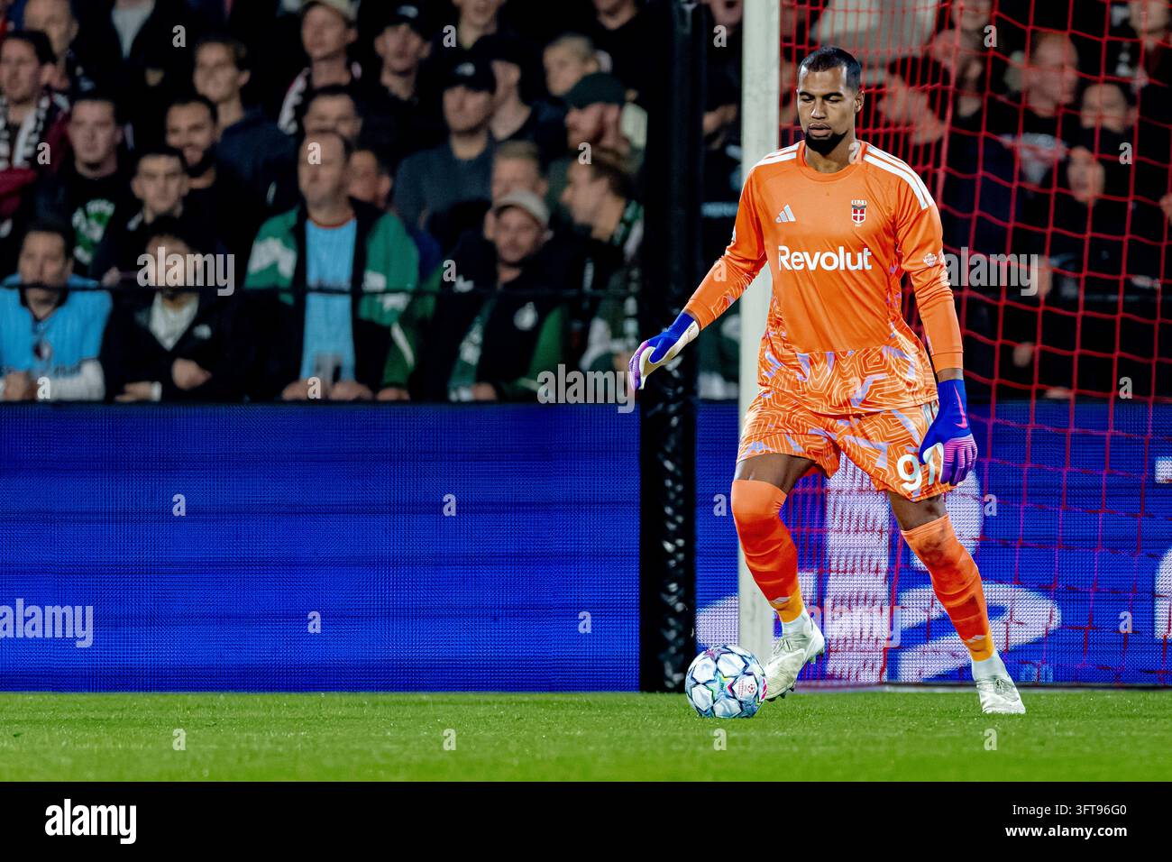 ROTTERDAM - Como goalkeeper Robert Sánchez during the UEFA Champions ...