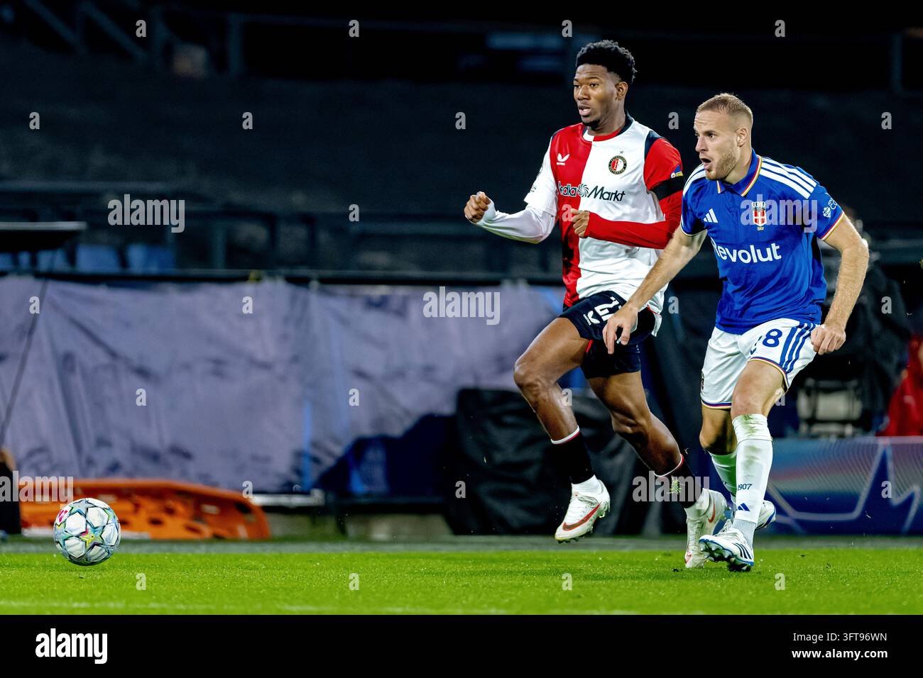Rotterdam - Como defender Ivan Smolčić, Feyenoord forward Gaoussou ...