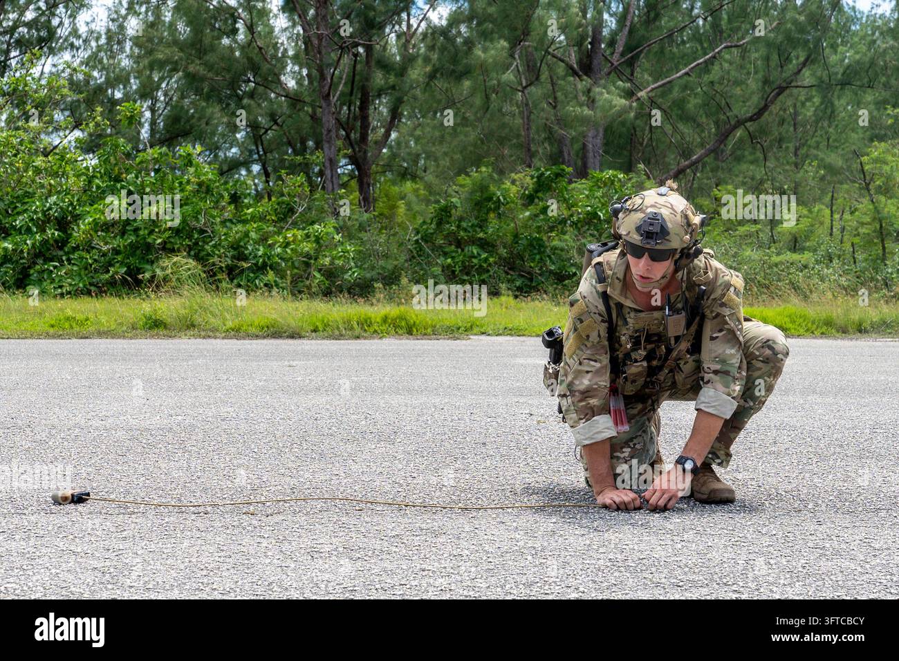 A U.S. Navy Explosive Ordnance Disposal (EOD) Technician from EOD ...