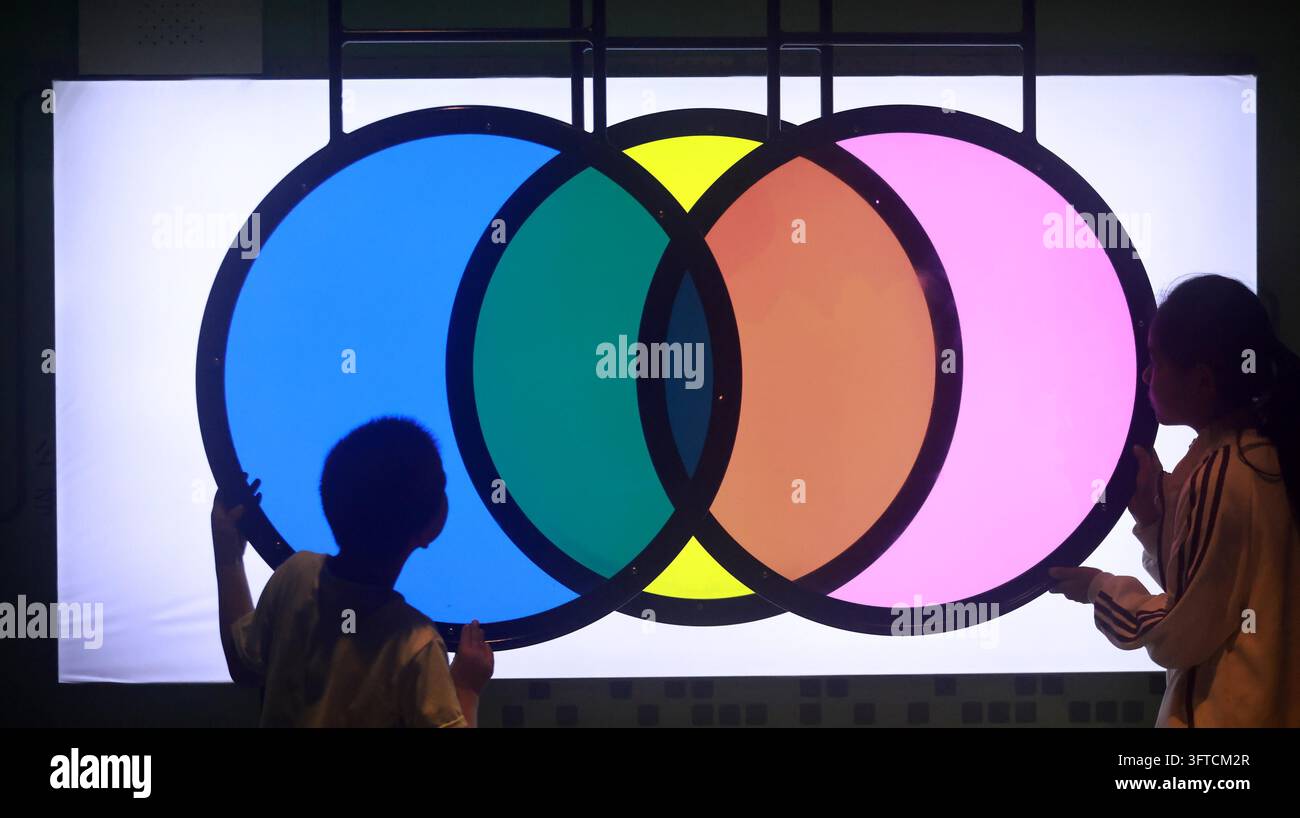 Princili Children experience the principle of subtractive primary colors at ...