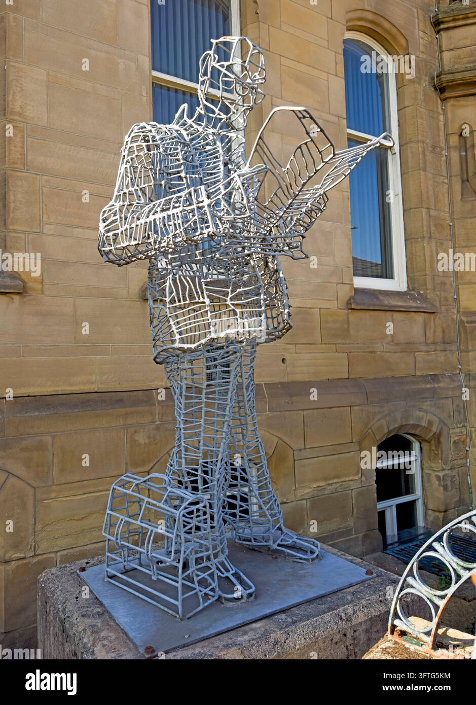 The Reader wire sculpture by Peter Walker outside former Ashton Public Library Stock Photo