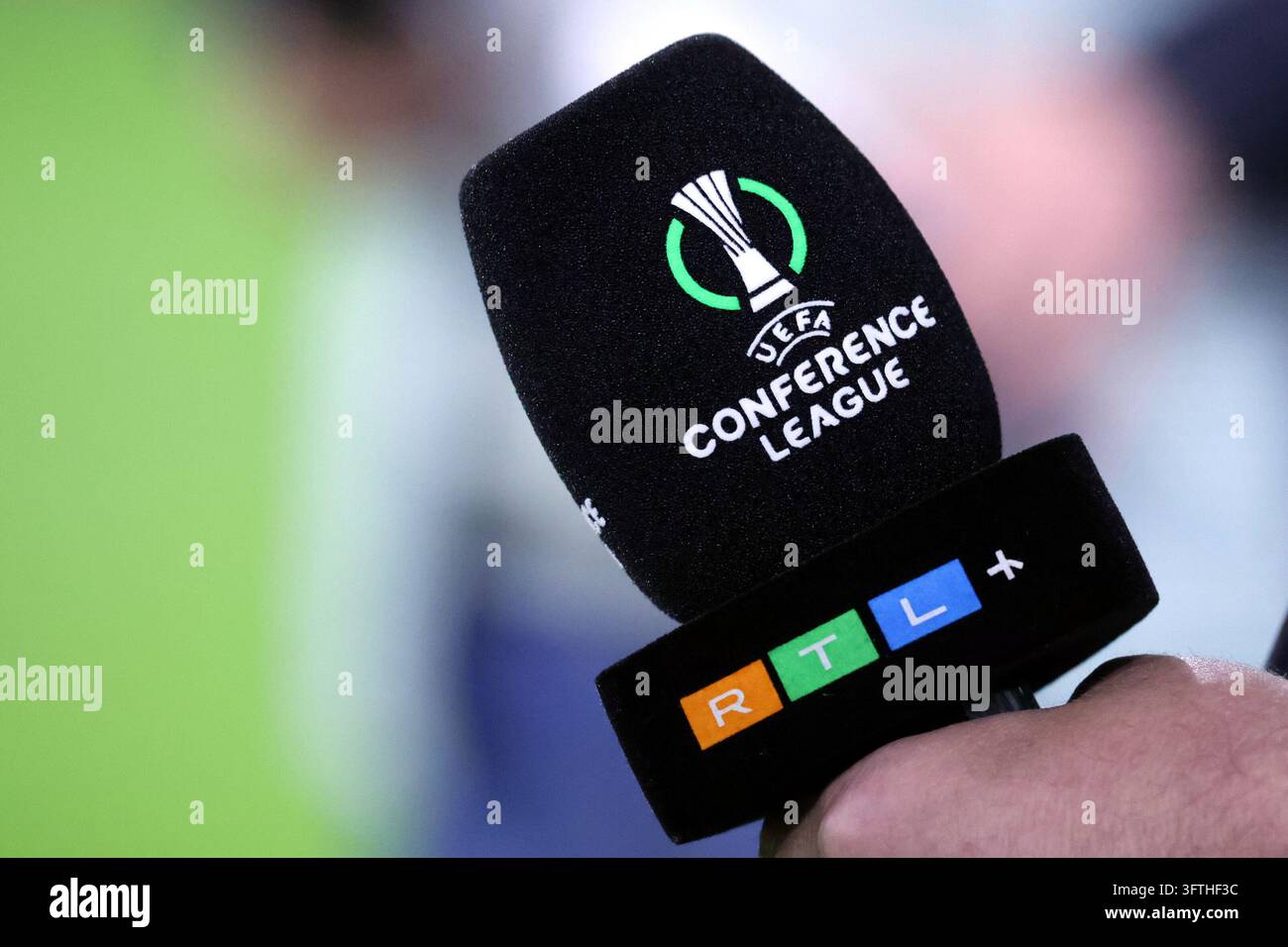 Der Spartensender RTL/RTL+ überträgt die UEFA Conference League Spiel ...