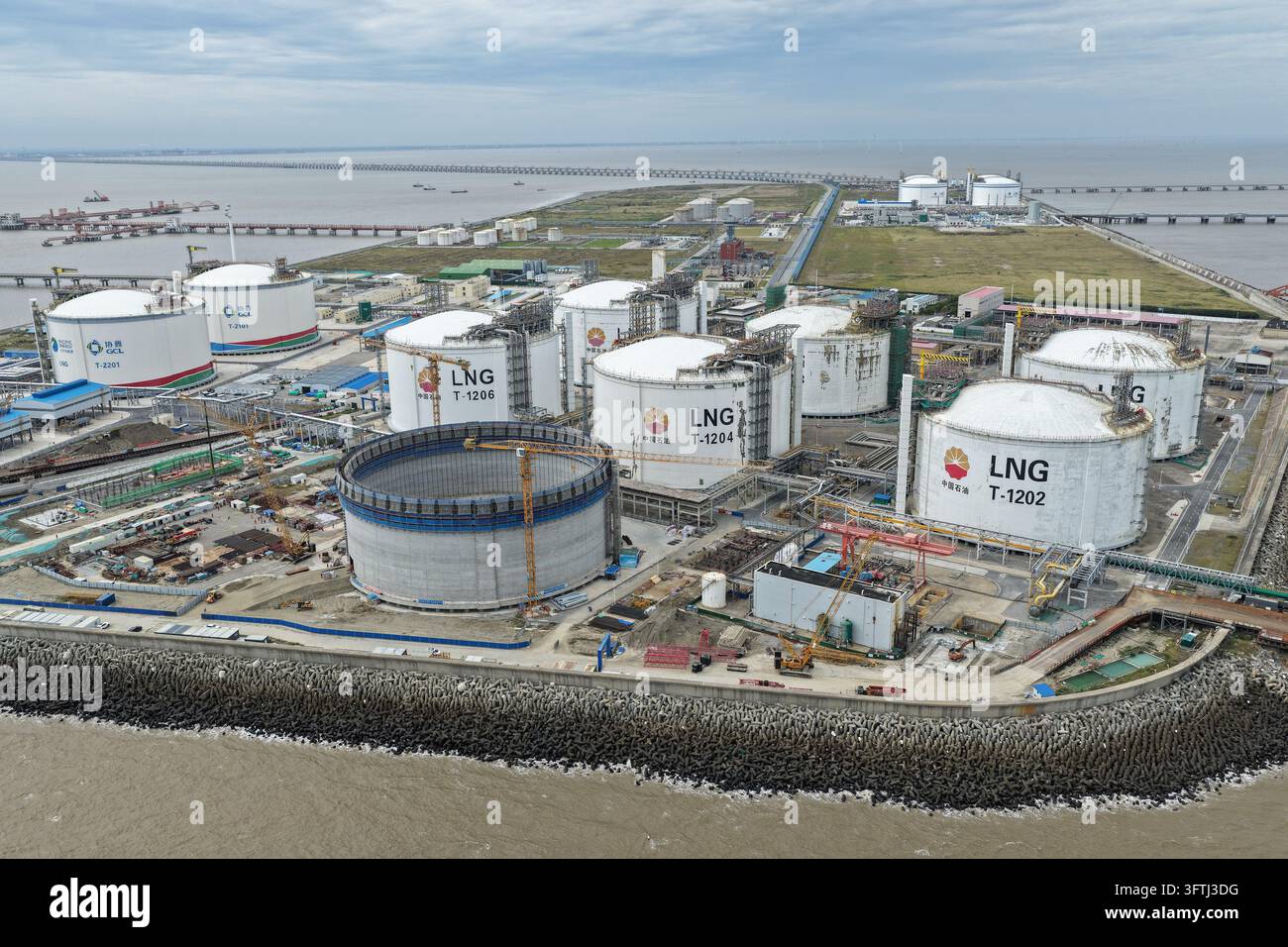 Model Tank Shelf NANTONG, CHINA - OCTOBER 15, 2026 - China Petroleum LNG storage tank at ...