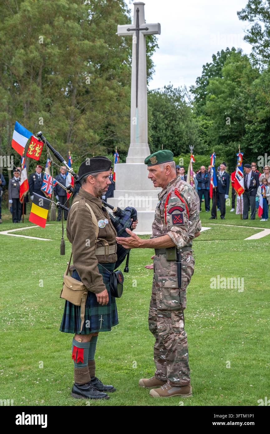 A bagpiper and a commando chat during the D-Day commemoration in ...