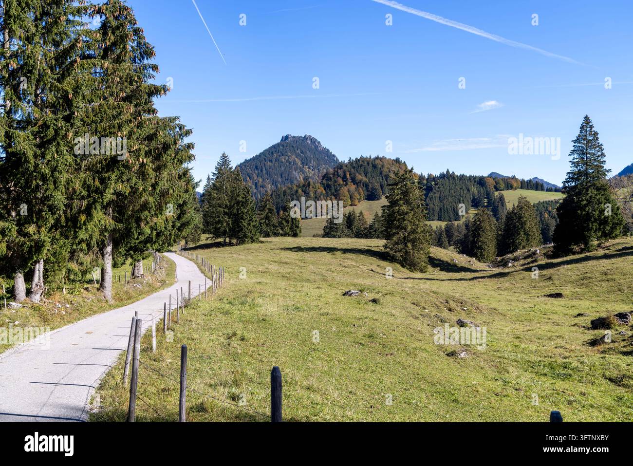 Goldener Oktober in den Bergen Blick auf die Herbstlandschaft bei ...
