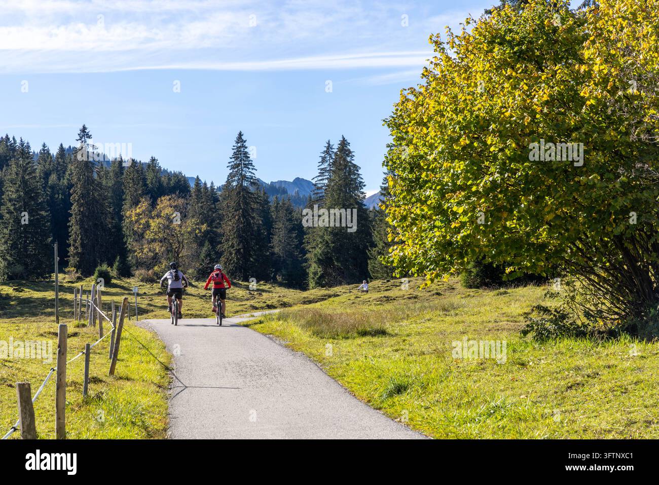 Goldener Oktober in den Bergen Blick auf die Herbstlandschaft bei ...