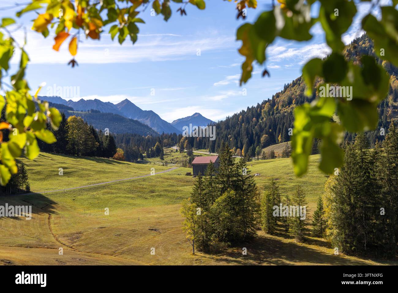 Goldener Oktober in den Bergen Blick auf die Herbstlandschaft bei ...