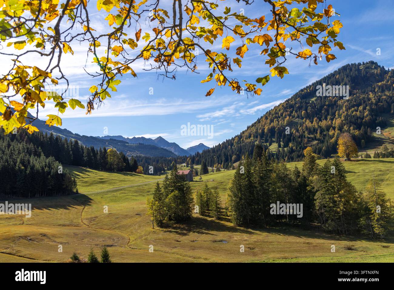 Goldener Oktober in den Bergen Blick auf die Herbstlandschaft bei ...