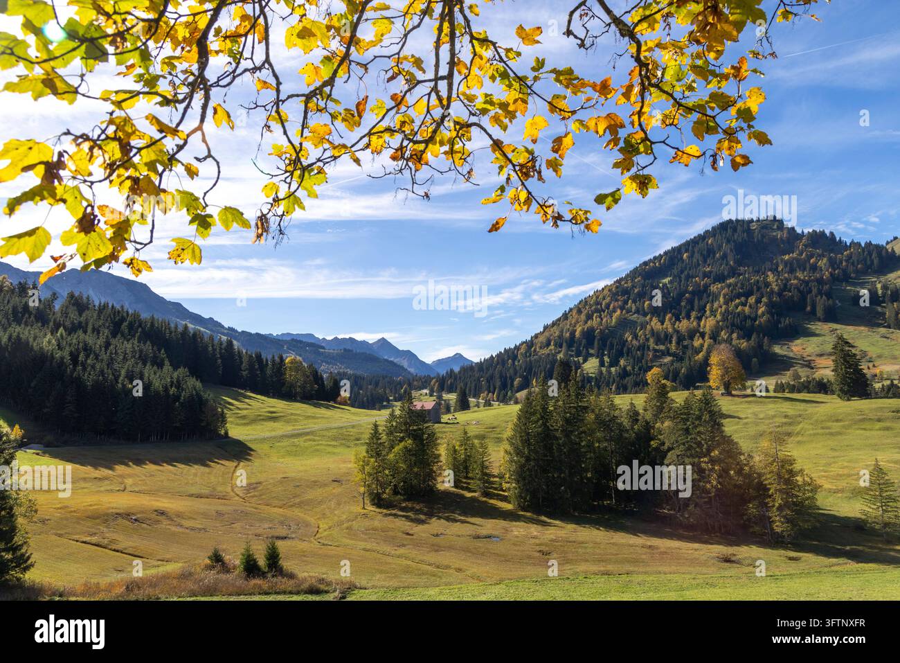 Goldener Oktober in den Bergen Blick auf die Herbstlandschaft bei ...