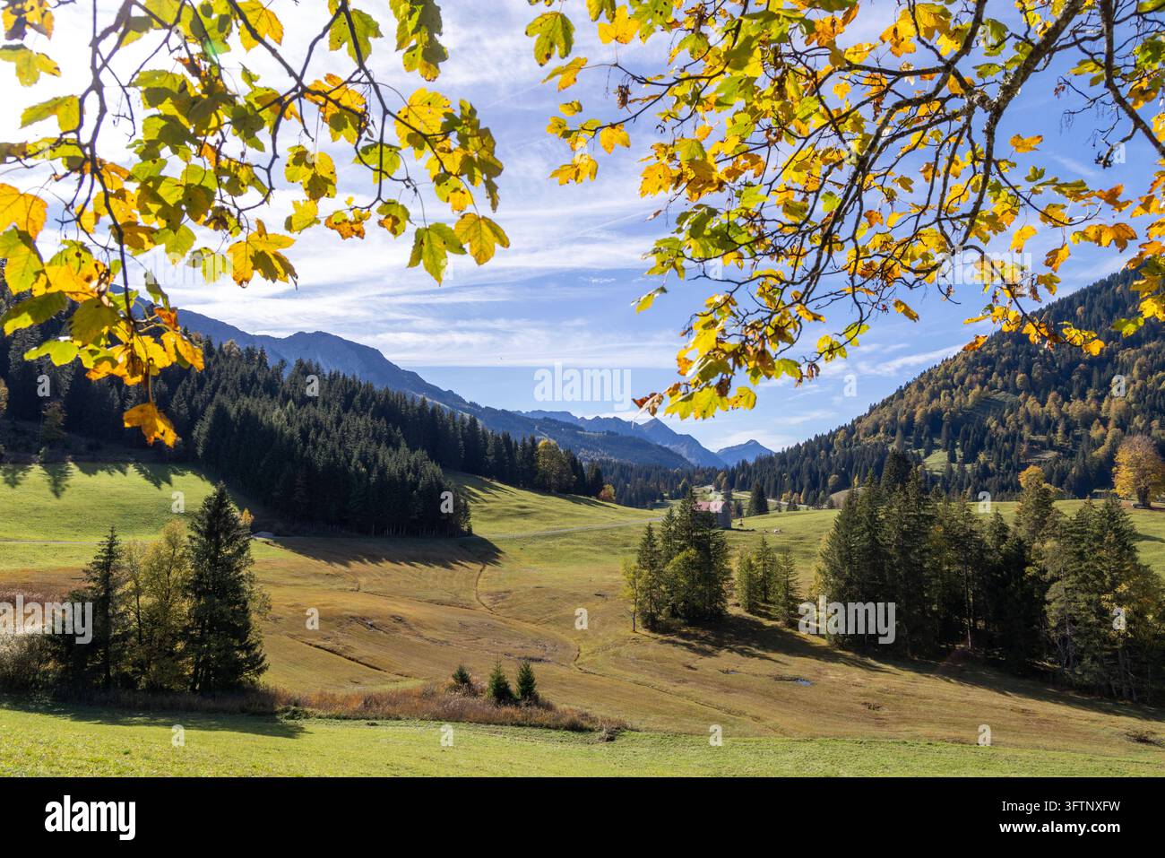 Goldener Oktober in den Bergen Blick auf die Herbstlandschaft bei ...